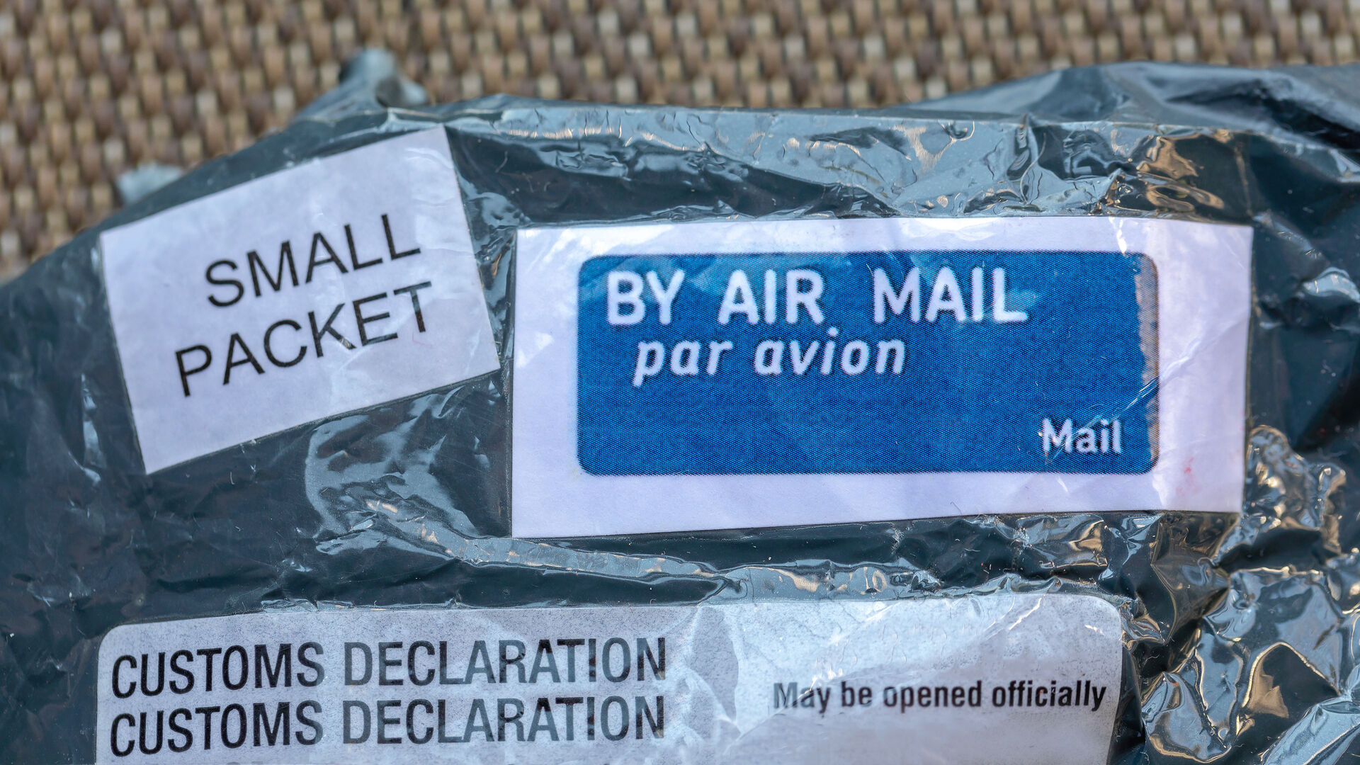  Ein Päckchen für den Versand mit Luftpost
