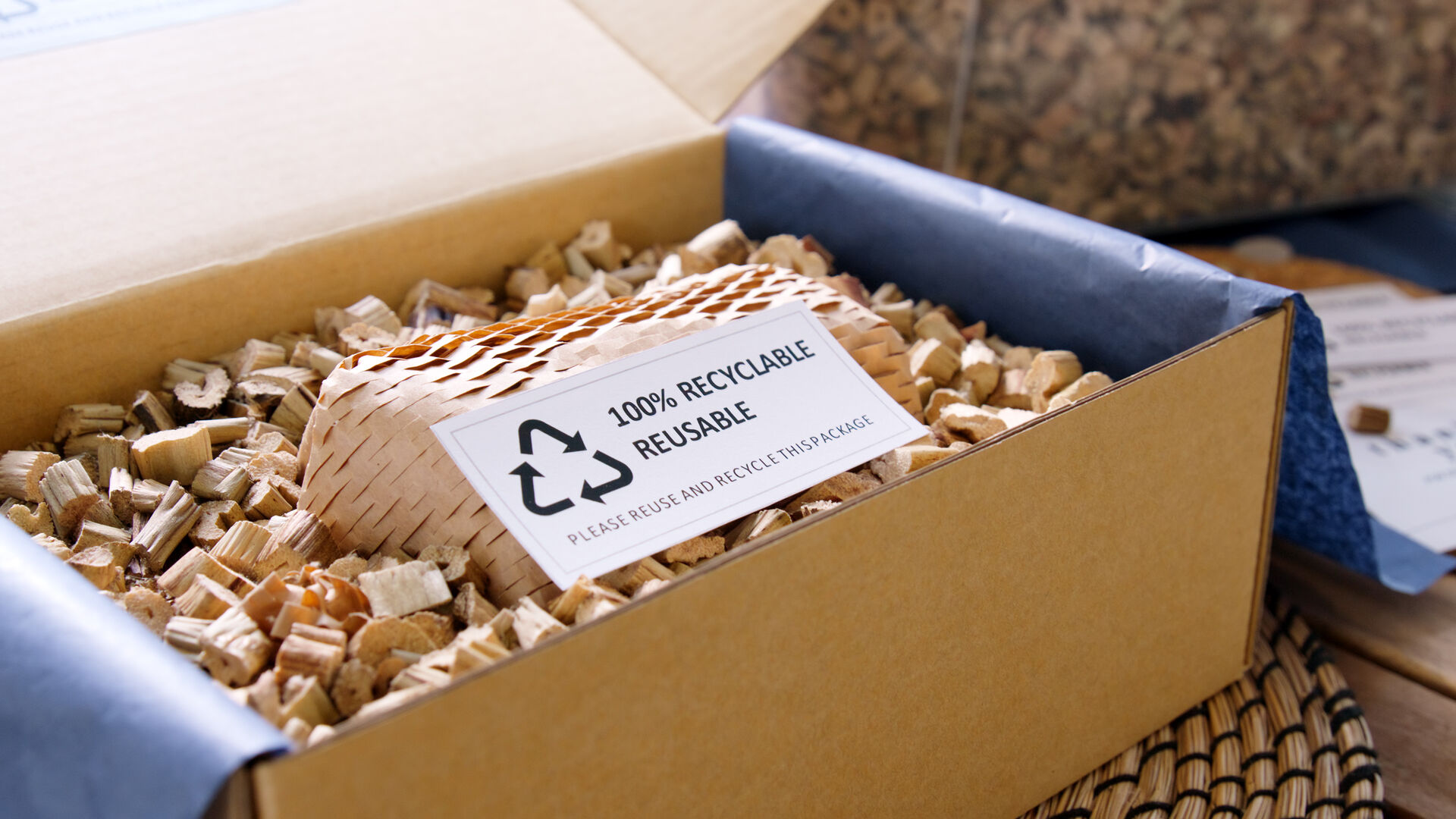 Ein Paket mit recycelbarem Füllmaterial